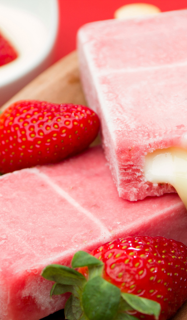 Клубничное мороженое на палочке со сгущенкой