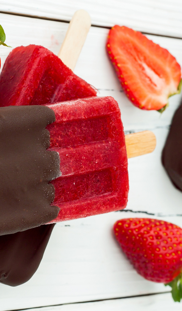 Клубничное мороженое с шоколадом и свежими ягодами