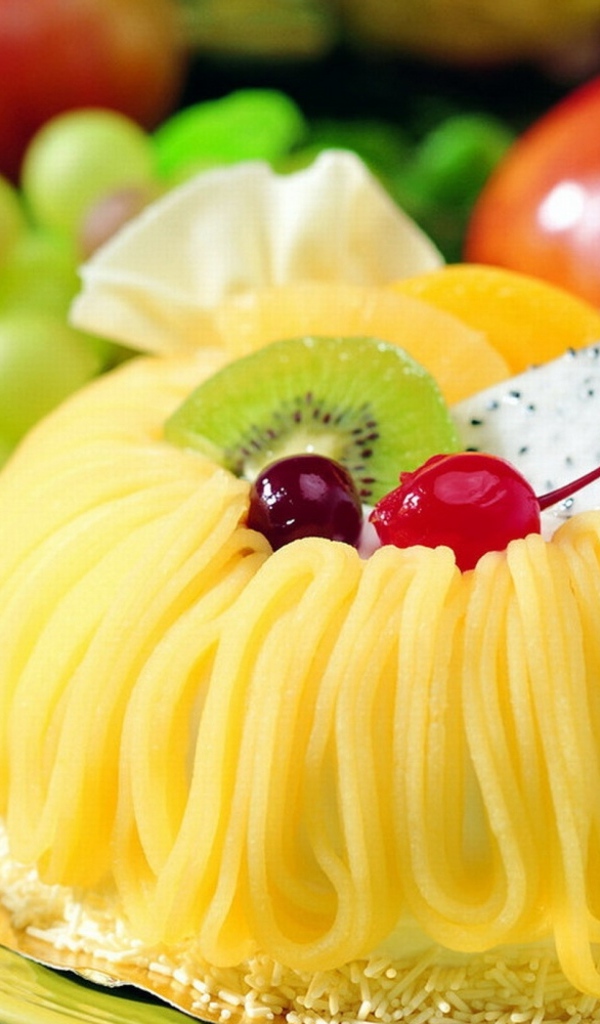 Сладкое пирожное с кремом, киви и вишней