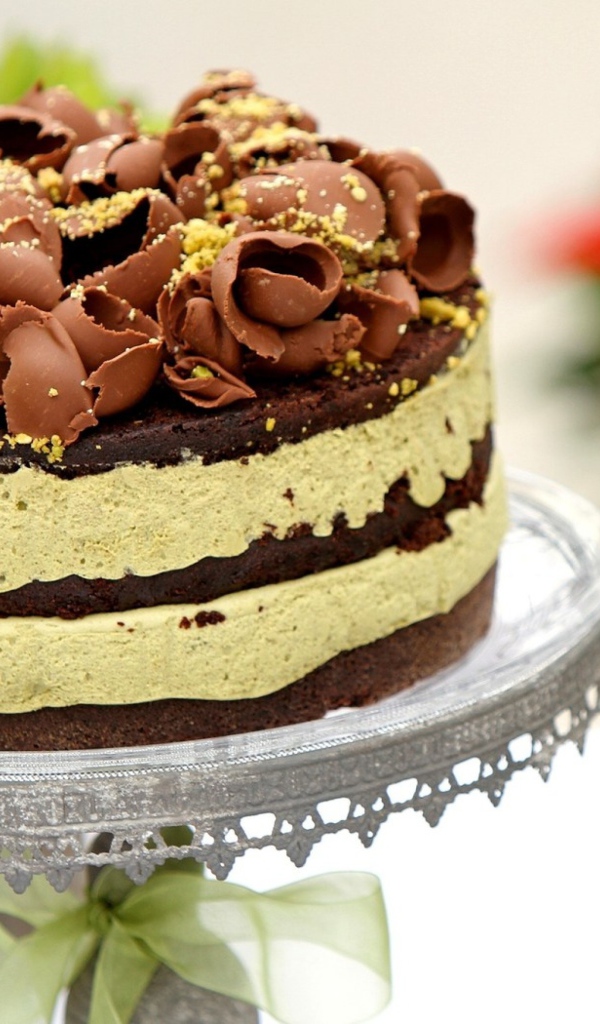 Сладкий торт с кремом и шоколадной стружкой