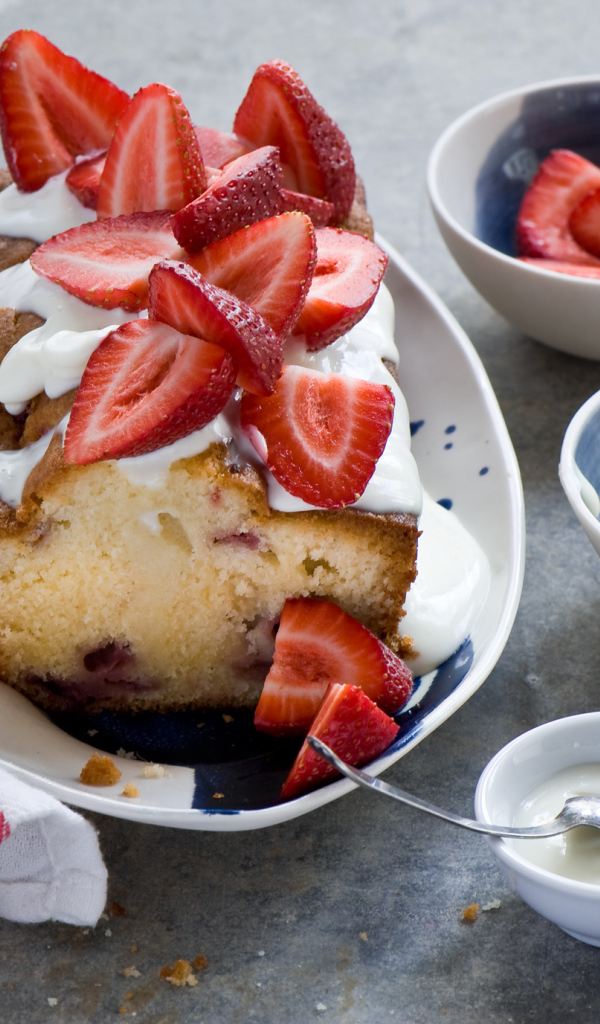 Сладкий кекс со свежей клубникой и сливками 