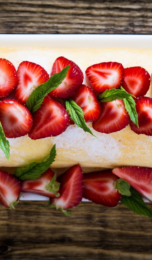 Сладкий сливочный рулет со свежей клубникой 