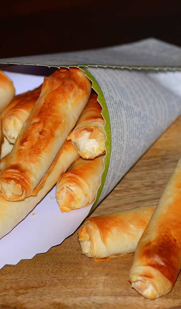 Сладкая выпечка с творогом на столе с кувшином молока