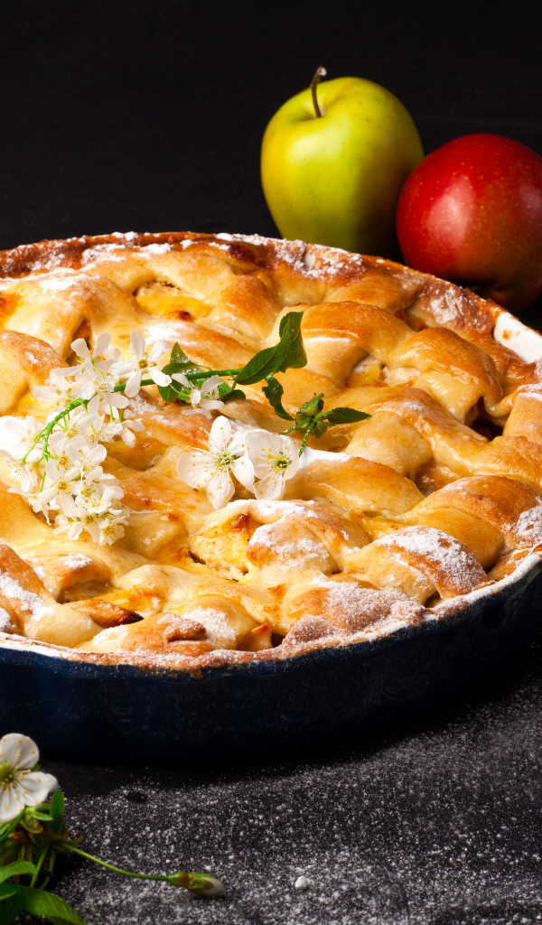 Сладкий пирог со свежими яблоками
