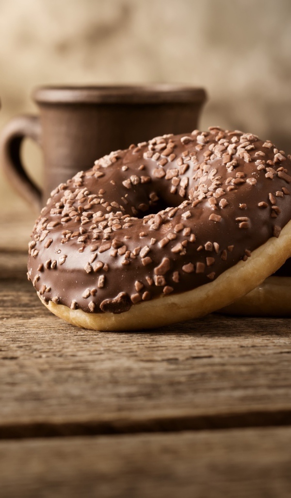 Сладкие круглые пончики с шоколадом на столе 