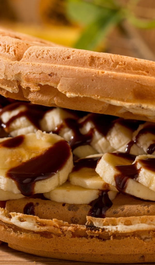 Сладкие вафли с бананами и шоколадом