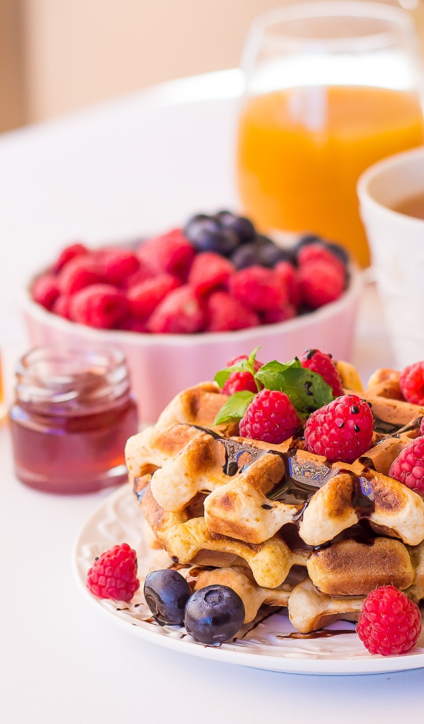Сладкие  вафли с ягодами малины и черники на завтрак