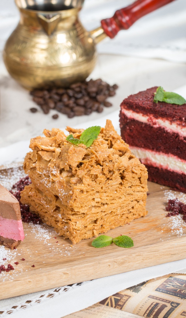 Три аппетитных куска торта на разделочной доске