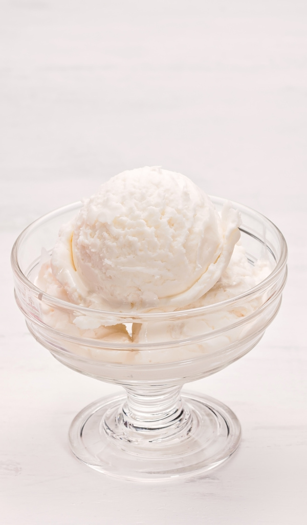 Три креманки с шариками мороженого