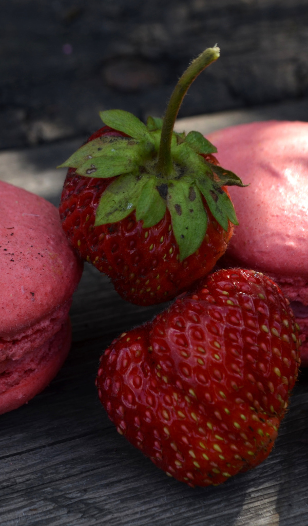 Два аппетитных макарона с клубникой