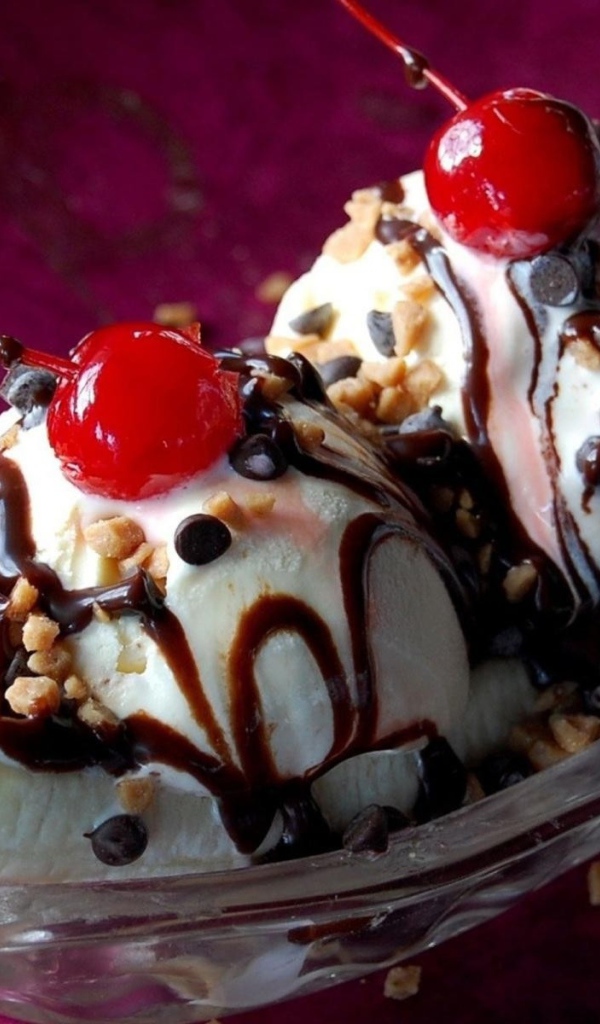 Два шарика мороженого с шоколадом и вишней