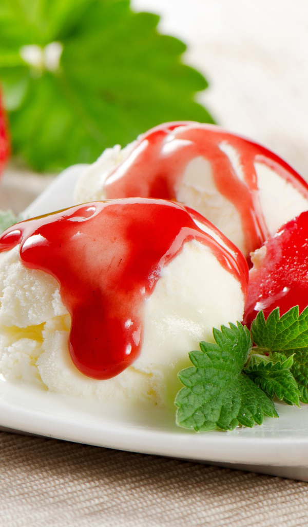 Шарики ванильного мороженого с клубничным джемом