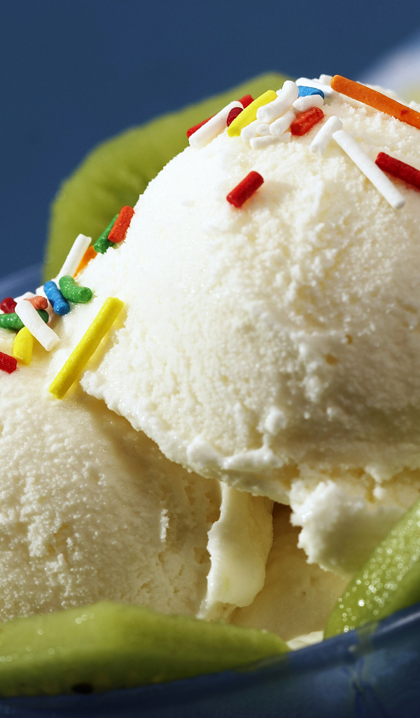 Ванильное мороженое с кусочками киви в синей тарелке