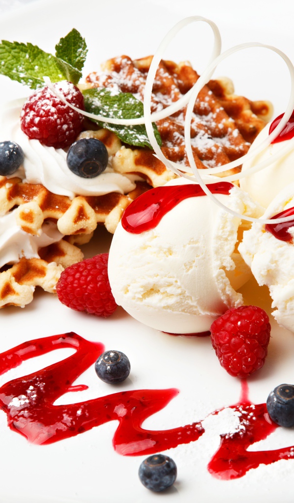 Ванильное мороженое с вафлями и свежими фруктами 