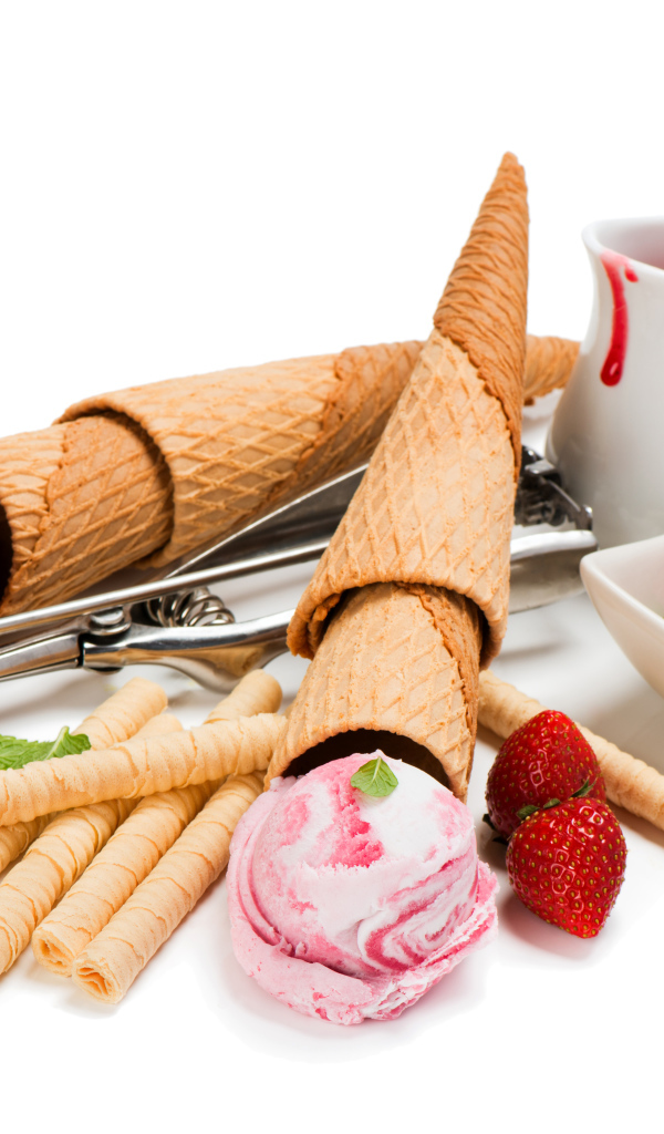 Вафельные трубочки с шариками мороженого и свежей клубникой на белом фоне