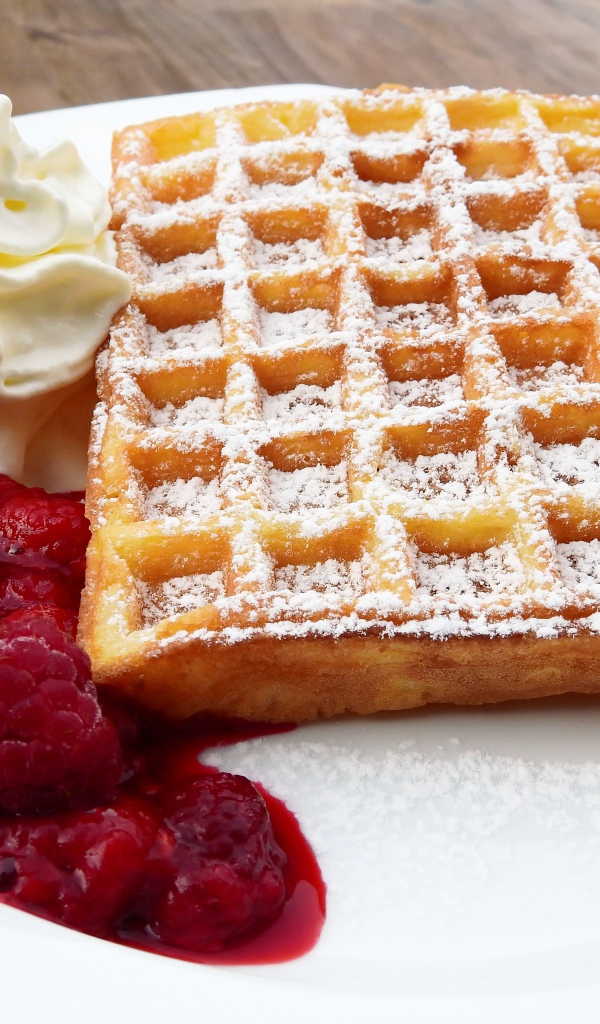 Вафли с малиновым джемом и сливками 