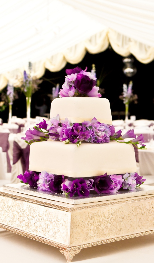 Свадебный торт со свежими цветами