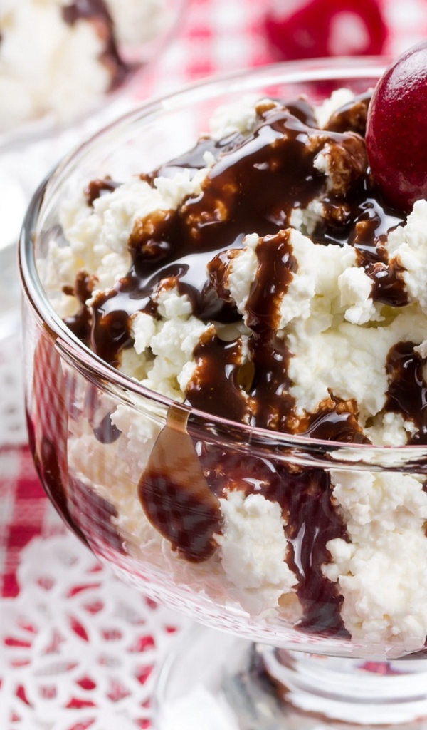 Белое сливочное мороженое с шоколадом и черешней 