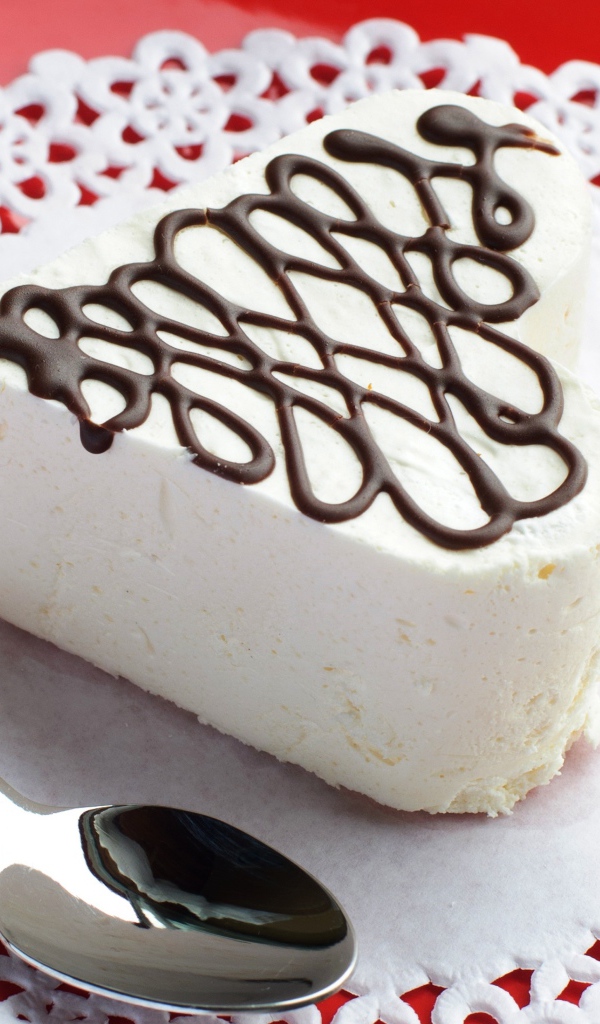 Белое пирожное в форме сердца с шоколадом