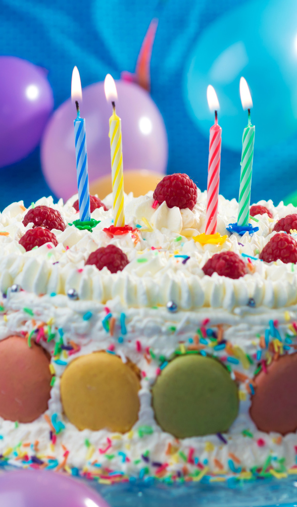 Красивый праздничный торт со свечами 