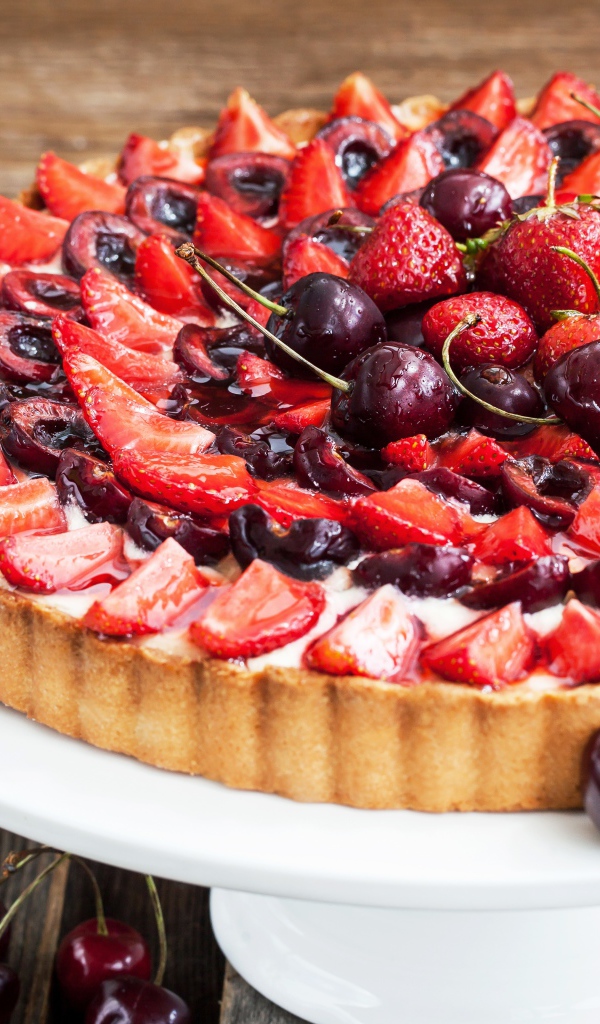 Пирог со свежей аппетитной клубникой и вишней 