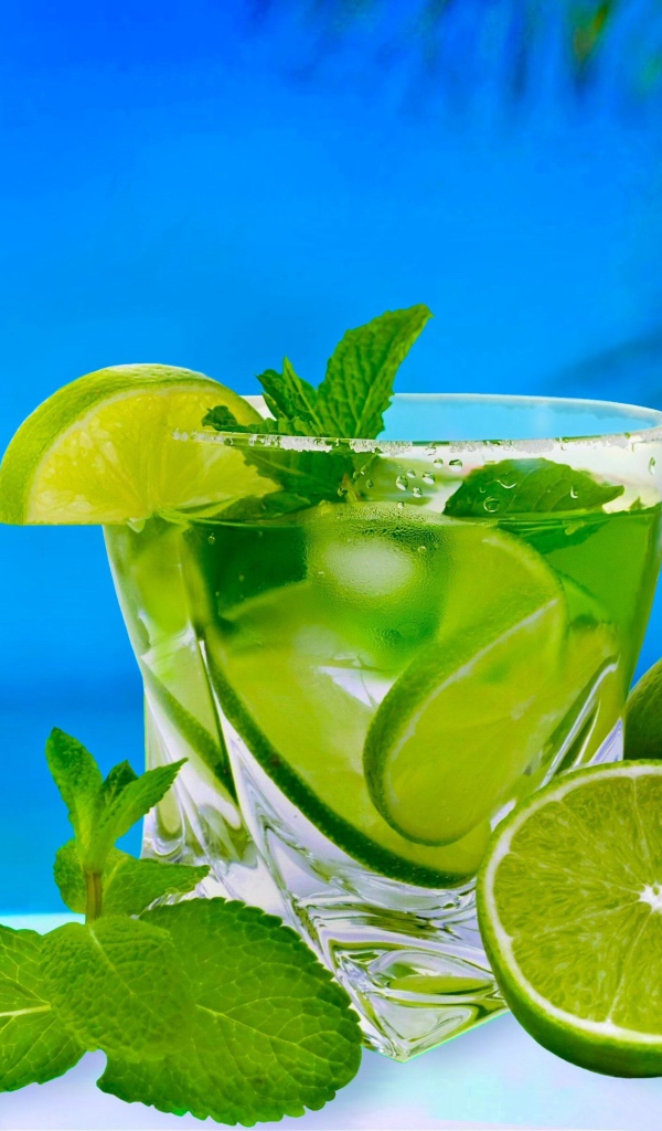 Стакан коктейля с зелеными лаймами