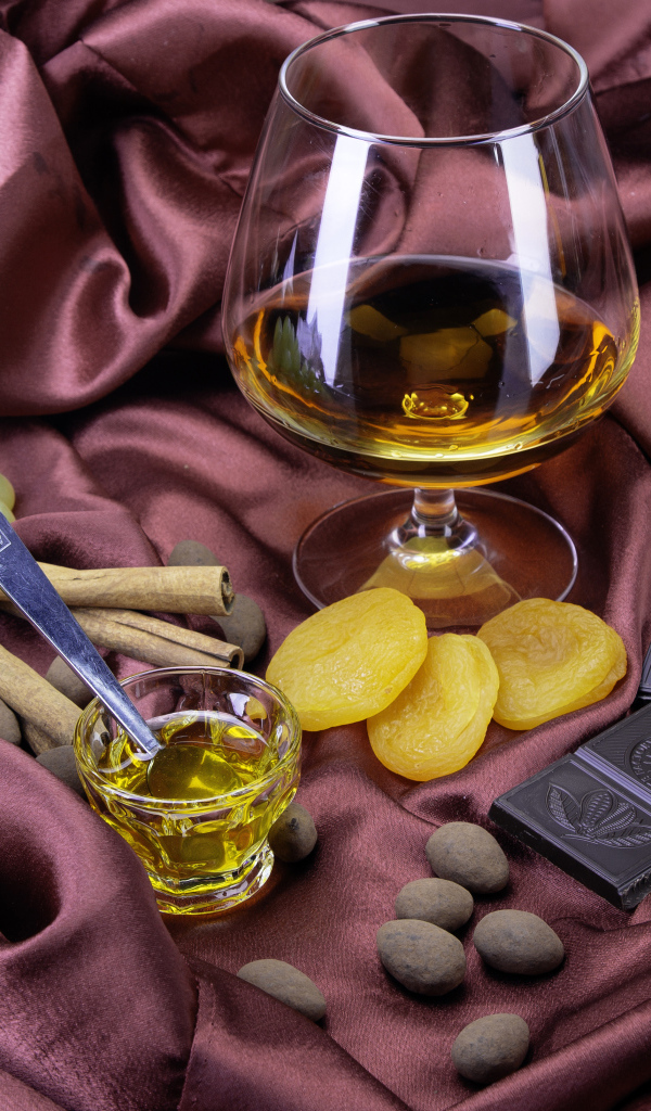 Бокал виски с виноградом, черным шоколадом и курагой