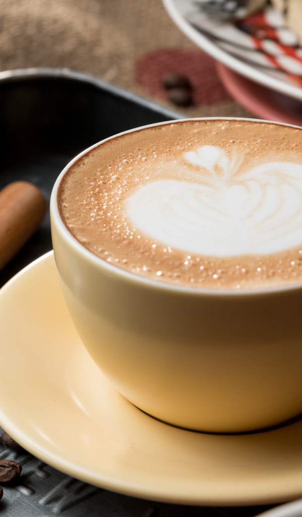 Большая чашка кофе с рисунком на пенке