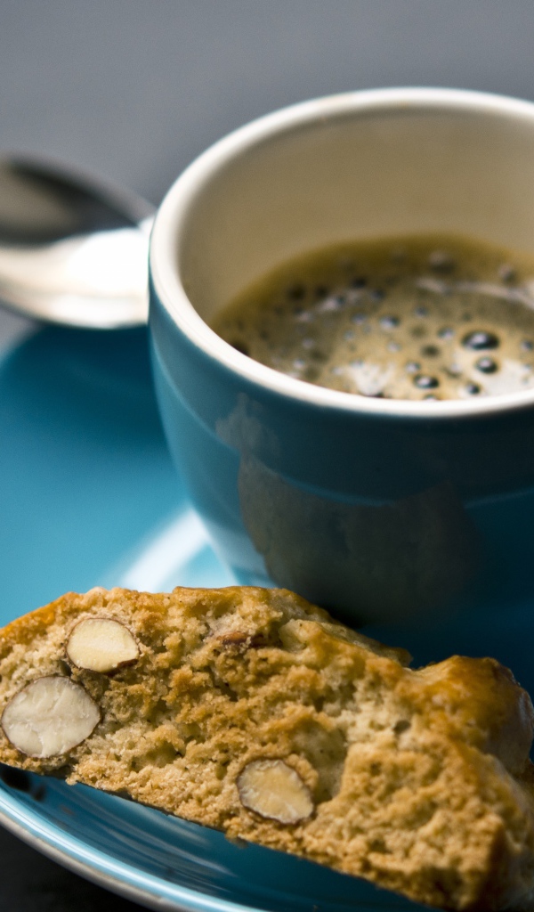 Голубая чашка с кофе с печеньем на завтрак