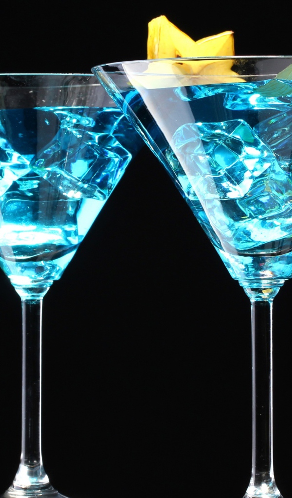 Коктейль Бомбей со льдом, лаймом и джиной на черном фоне