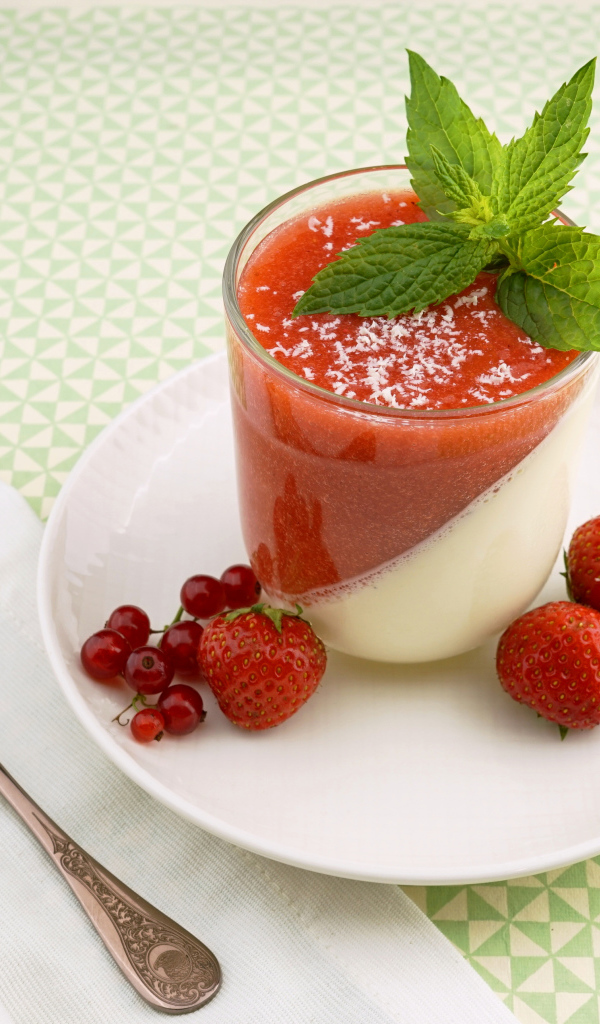 Коктейль с  клубники и красной смородины 