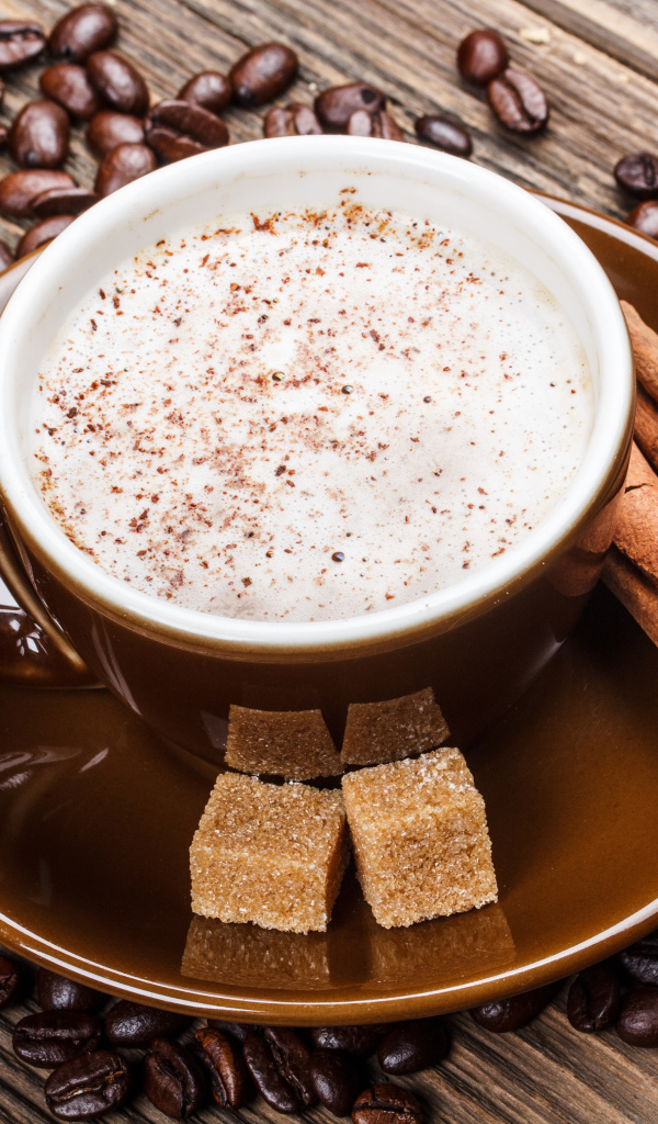 Кофе в коричневой чашке с корицей и сахаром 