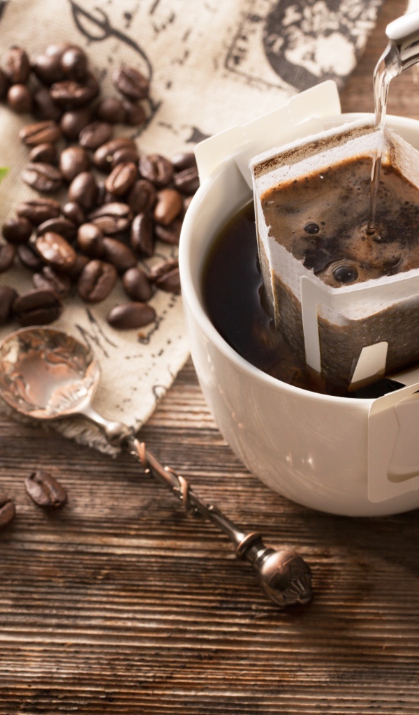 Кофе заваривают в белой чашке