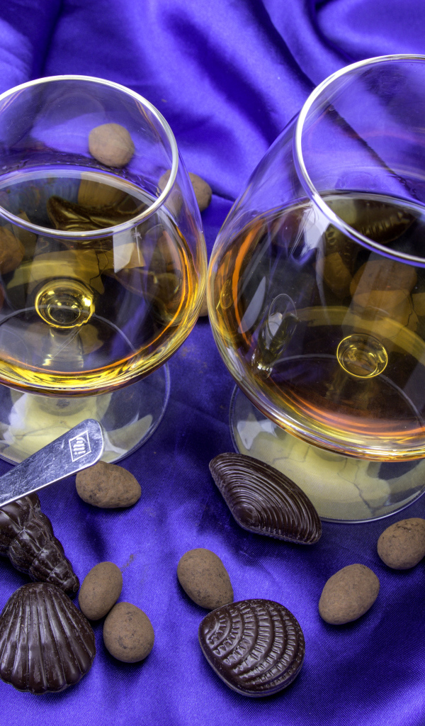 Коньяк в бокалах с шоколадными конфетами