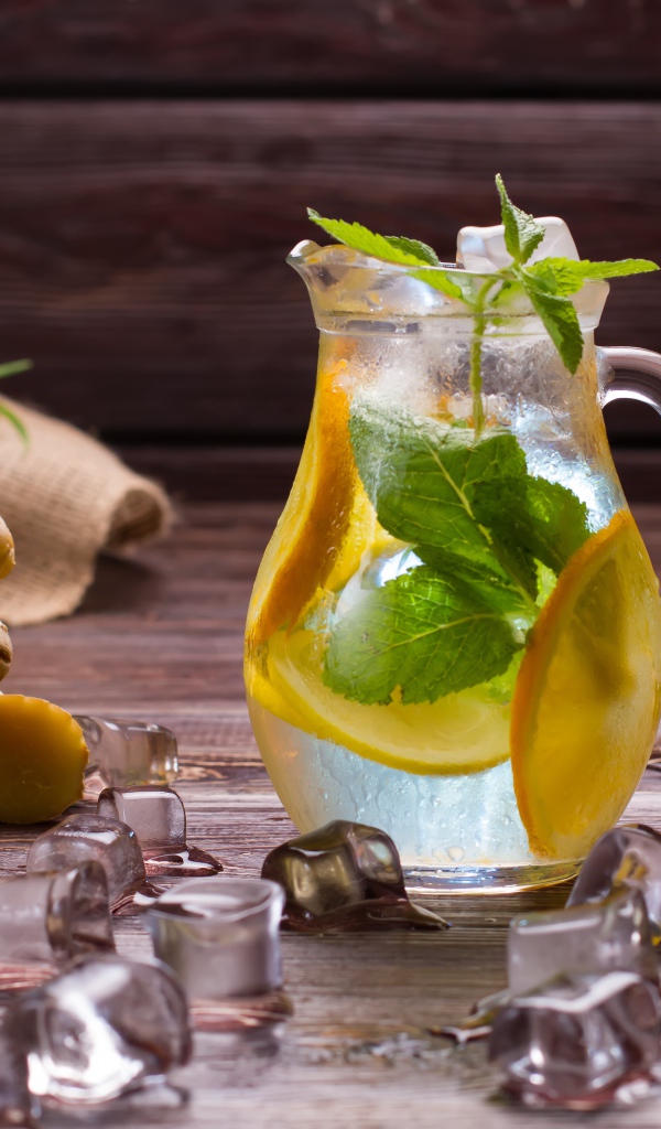 Холодный цитрусово - имбирный лимонад со льдом