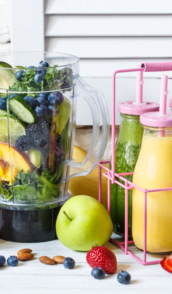 Вкусный напиток смузи в бутылках на столе