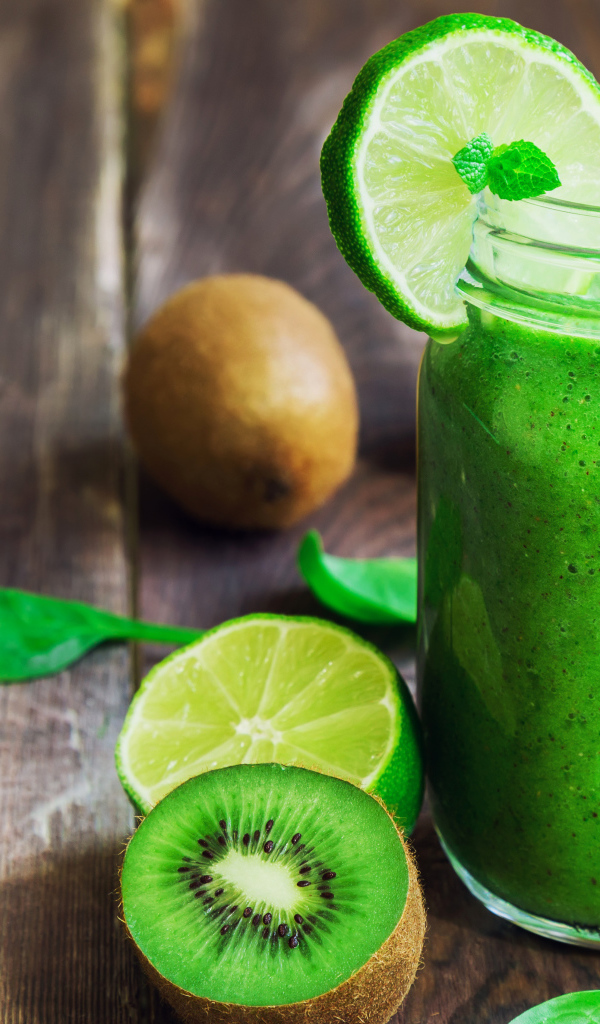 Вкусный зеленый коктейль с киви и лаймом 