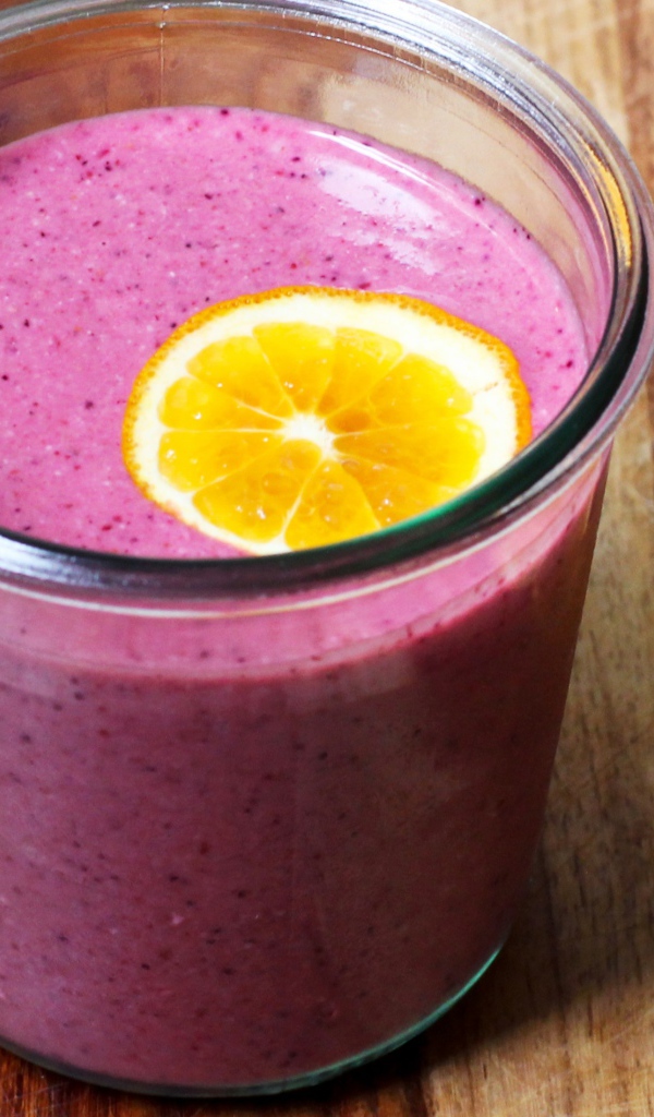 Свежий ягодный смузи с кусочками апельсина