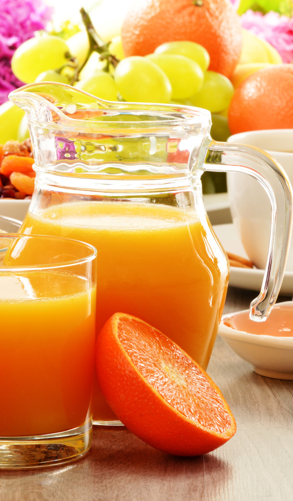 Свежевыжатый апельсиновый сок на завтрак 