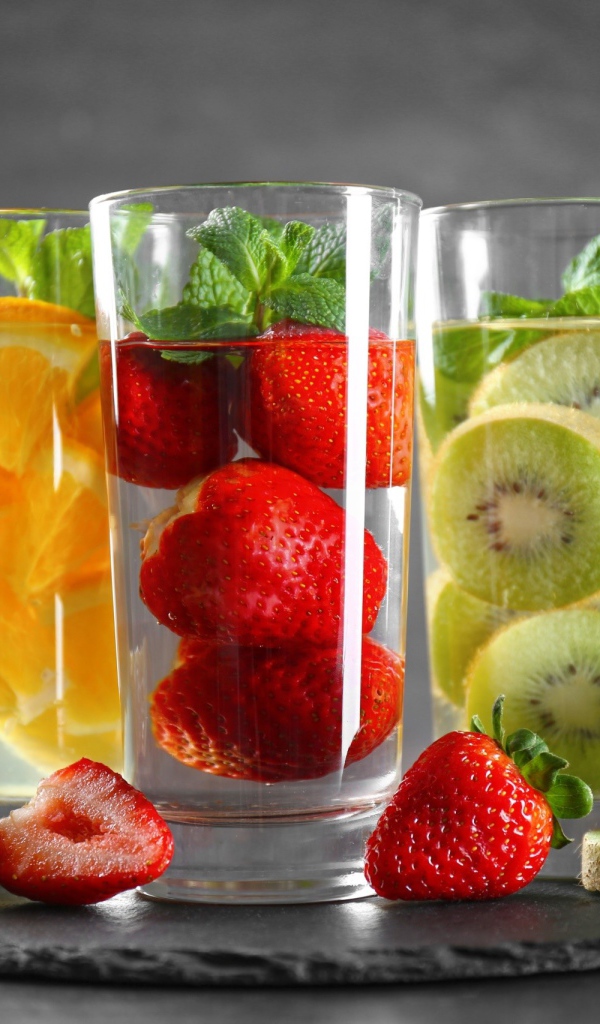 Фруктовый коктейль мохито в прозрачных стаканах 