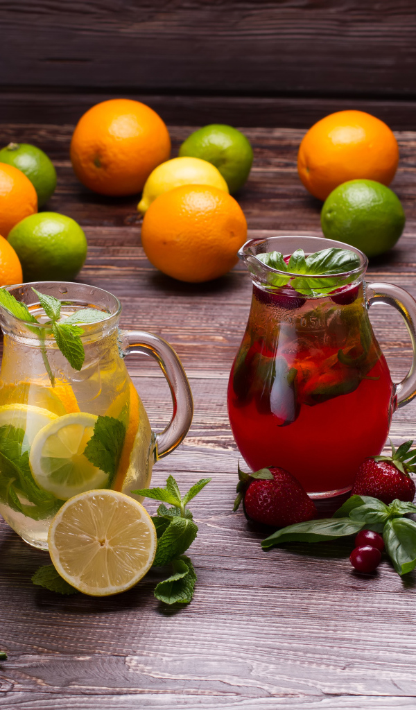 Стеклянные  кувшины с фруктовыми напитками 