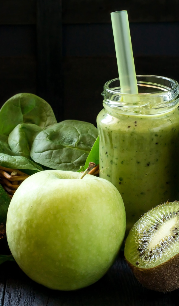 Зеленый коктейль с киви, авокадо и зеленым яблоком 