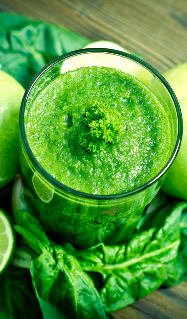 Зеленый смузи с яблоком, лаймом и зеленью