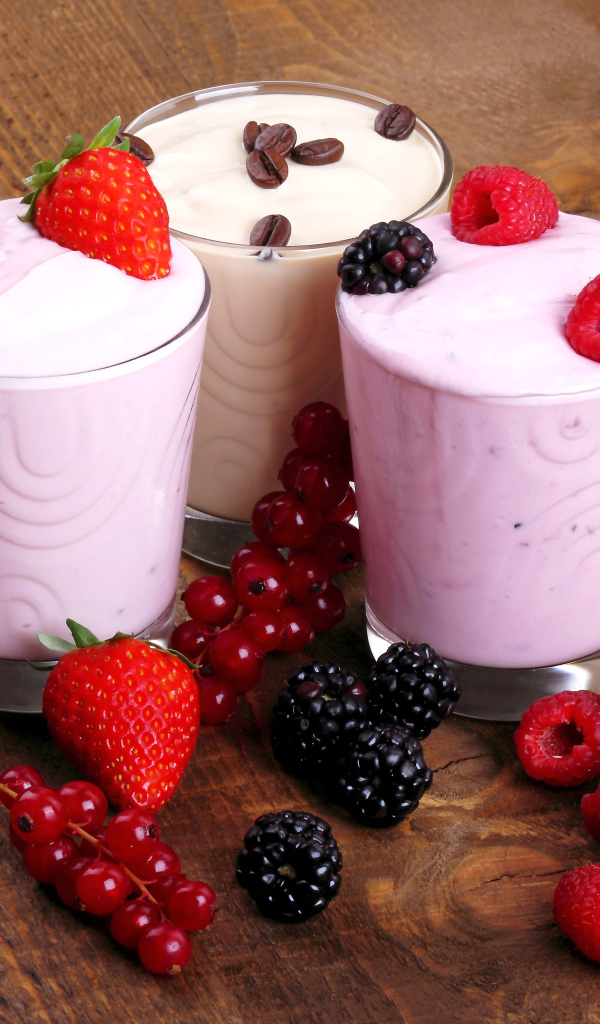 Молочные  коктейли с ягодами малины, клубники и ежевики 