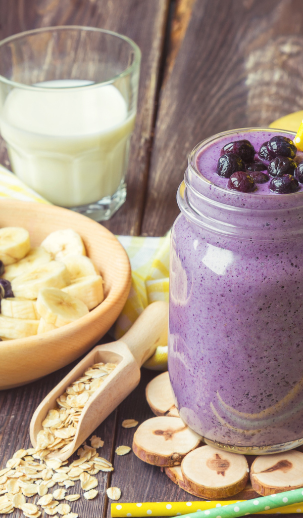 Молочный коктейль с ягодами черники и бананами 