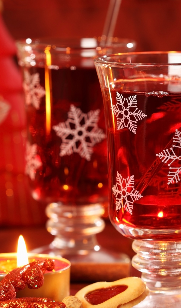 Новогодний глинтвейн с праздничными свечами