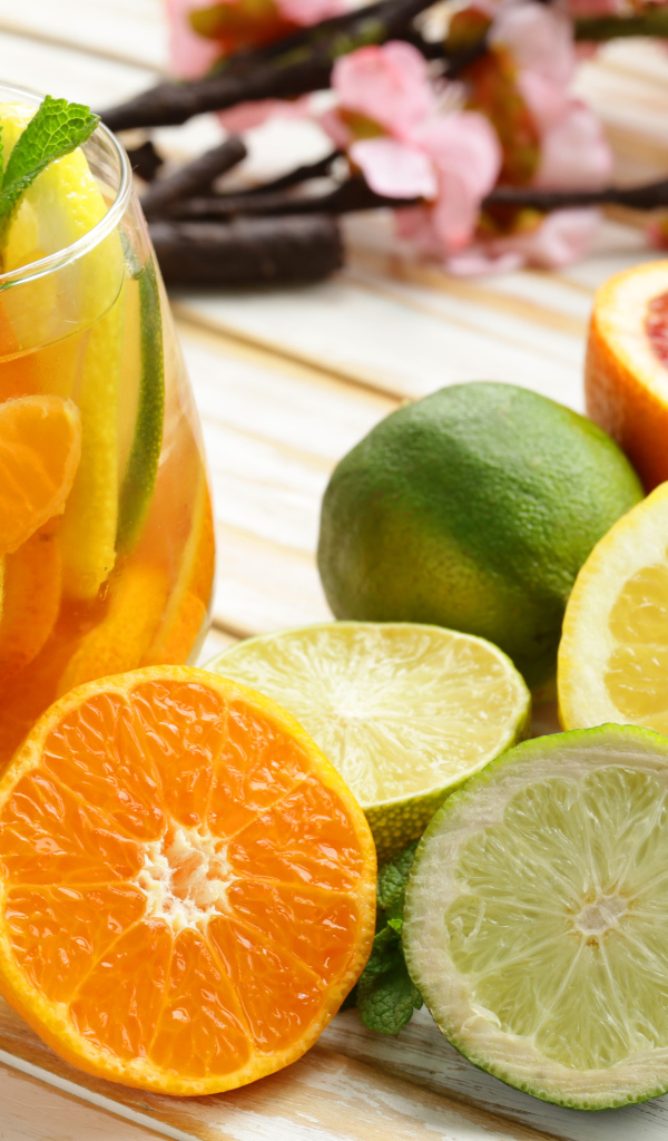 Освежающий цитрусовый напиток в стакане 