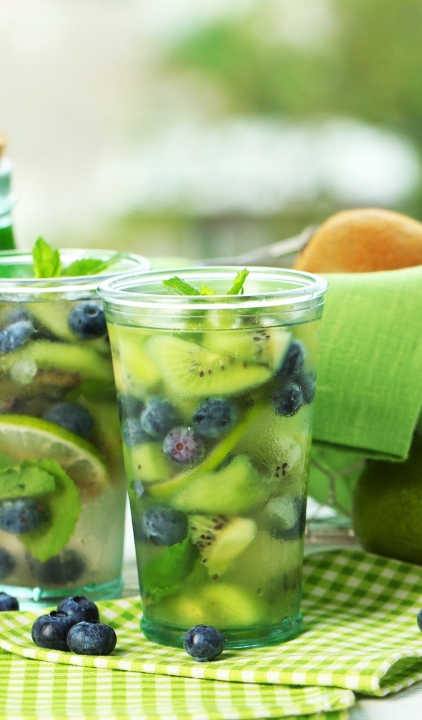 Освежающий напиток с киви, лаймом и черникой 