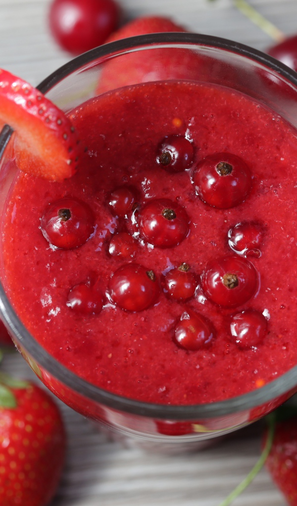 Смузи с ягодами смородины, вишней и клубникой