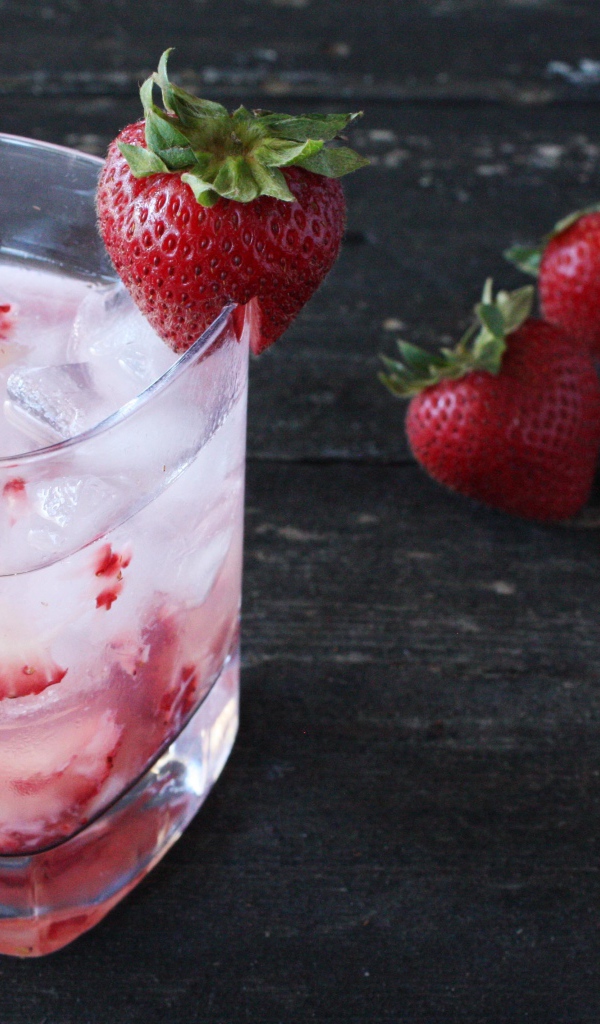 Клубничный коктейль в стакане со льдом